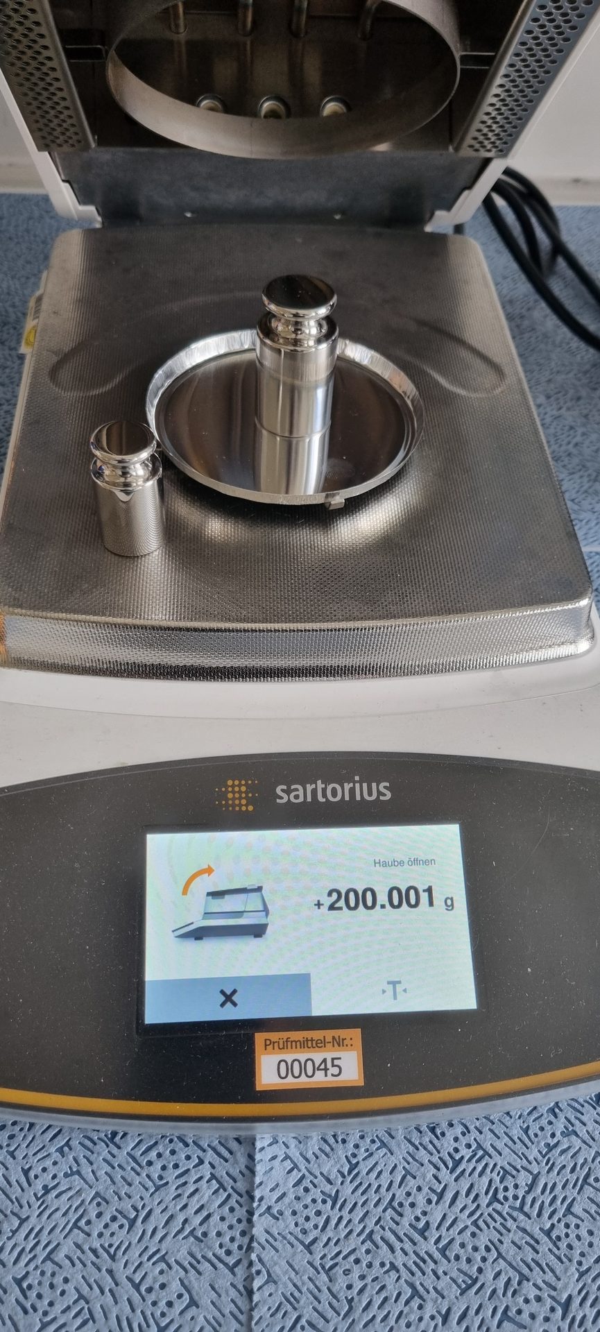 Präzisionswaage mit Prüfgewicht