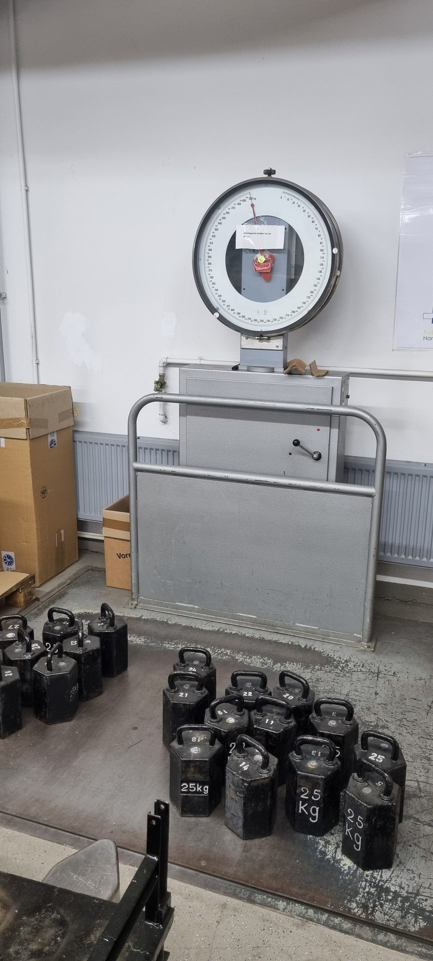 Analoge Plattformwaage mit Prüfgewichten